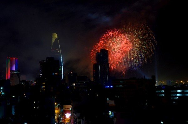 fireworks-saigon-vietnam-tet-2013