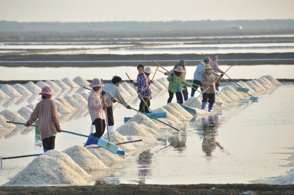 petchaburi-salt-workers