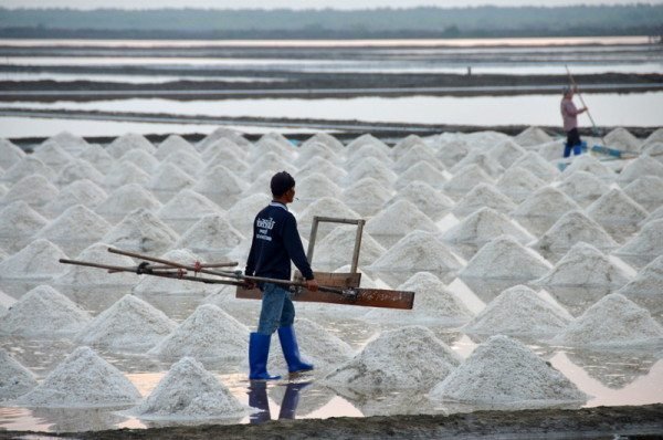 salt-pans-petchaburi-thailand-007