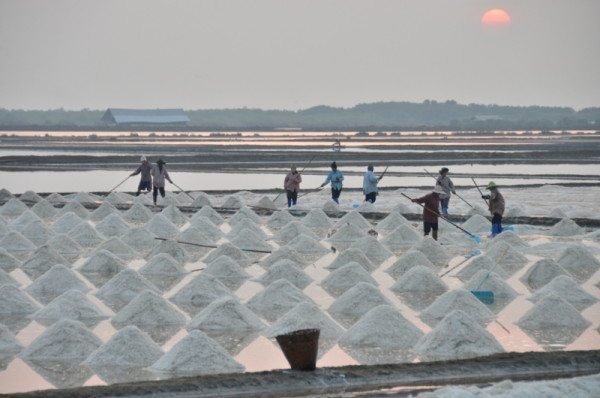 salt-pans-petchaburi-thailand-009