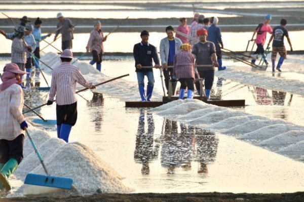 salt-pans-petchaburi-thailand-016